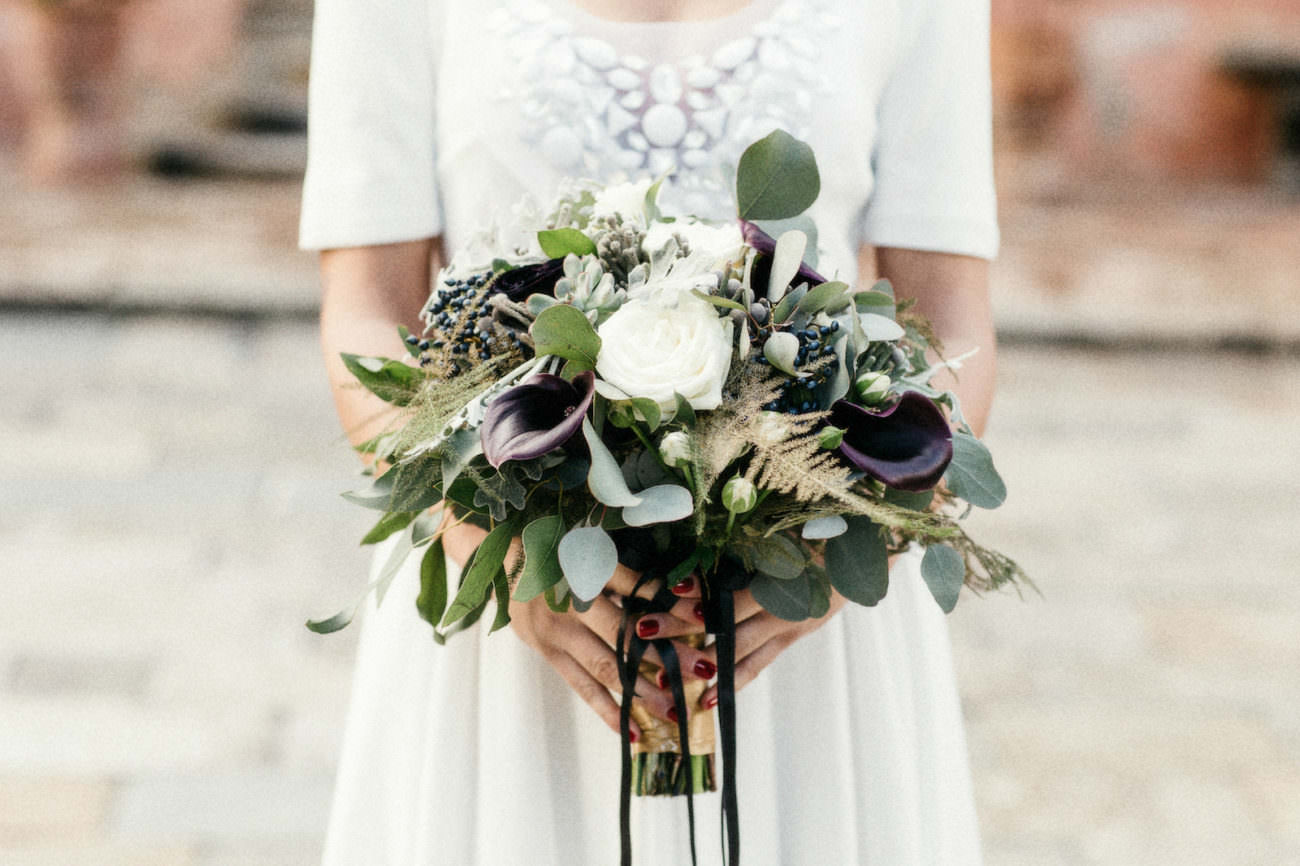 Style Shoot in Tuscany, Italy bridal bouquet idea with dark colours and gold