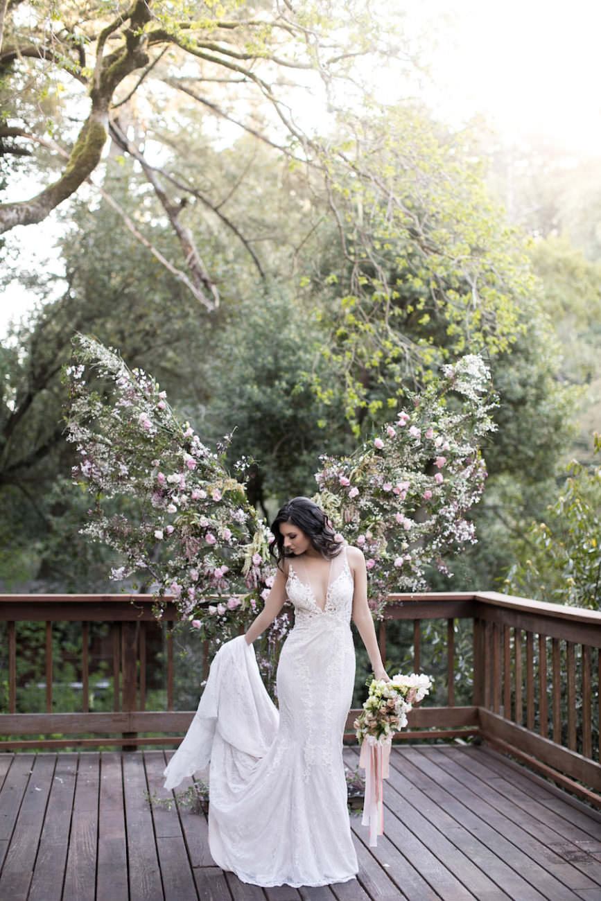 Neutral Wedding Inspiration_bride with bouquet