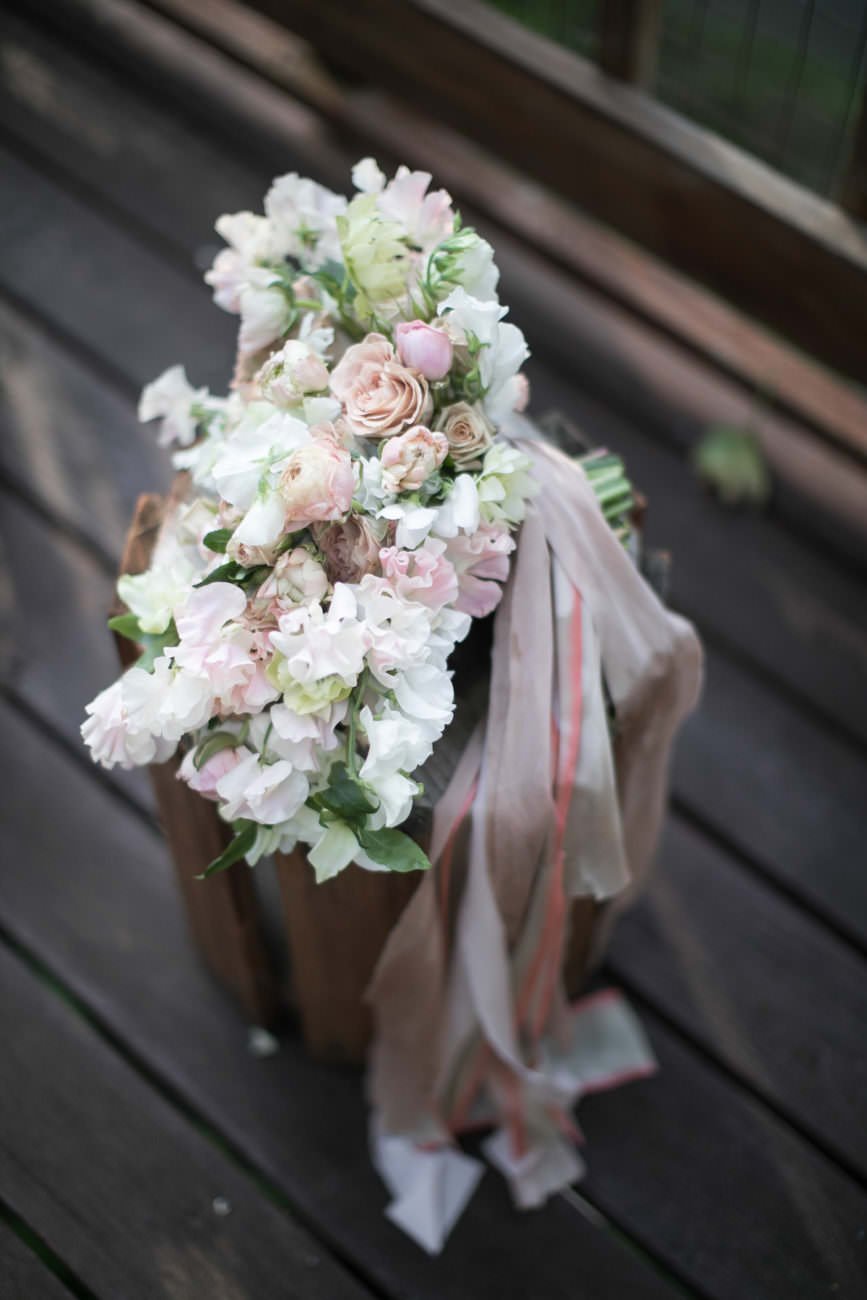 Neutral Wedding Inspiration_bride's bouquet with ribbons