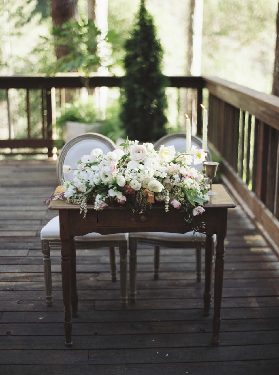 Neutral Wedding Inspiration_sweetheart table with flowers and candles