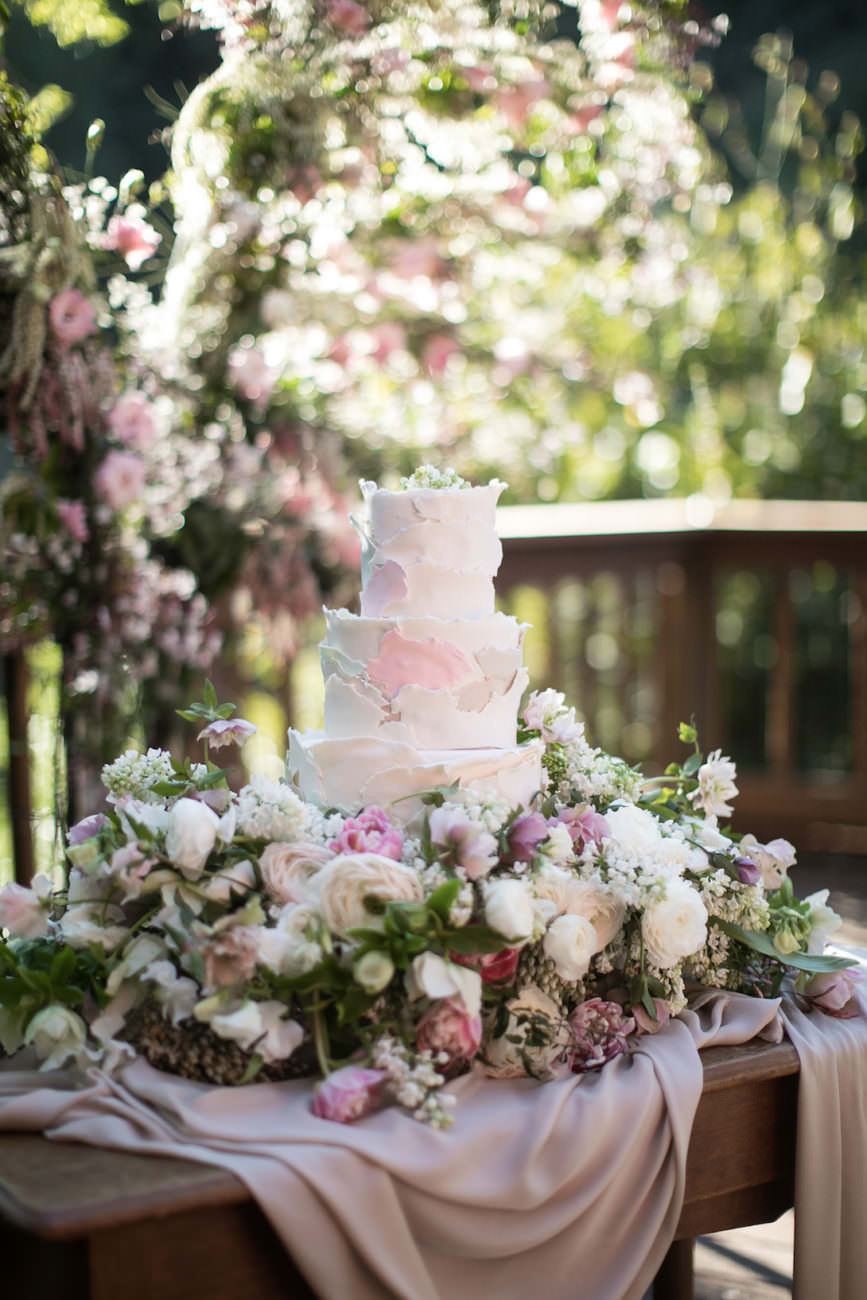 Neutral Wedding Inspiration_wedding cake with flowers