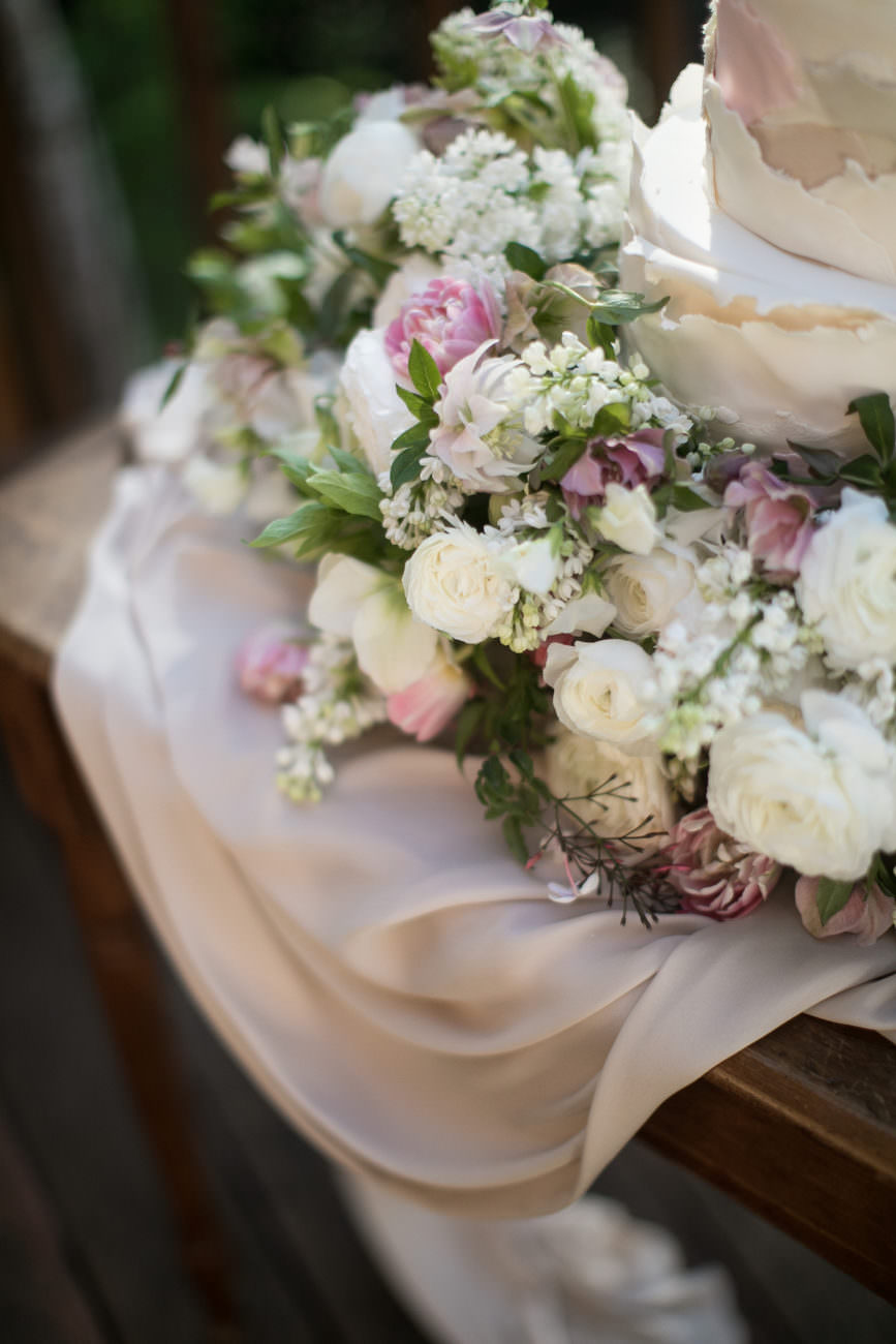 Neutral Wedding Inspiration_wedding cake with flowers details