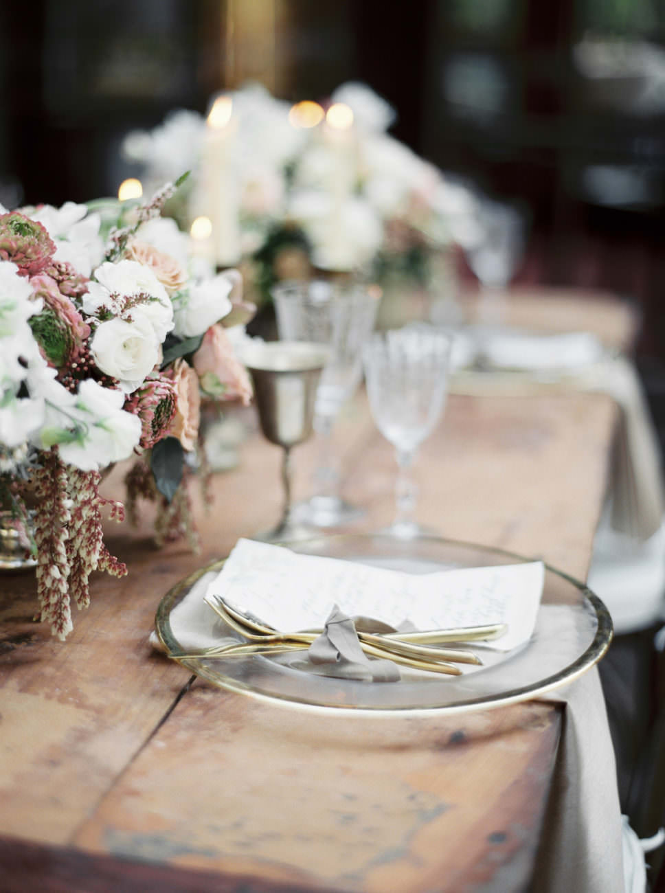 Neutral Wedding Inspiration_wedding table inspiration with flowers