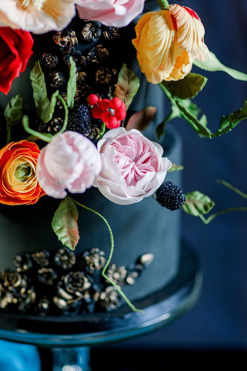 Baroque Wedding cake with black and gold details